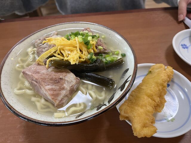 ソーキそばと天ぷら_高江洲そば