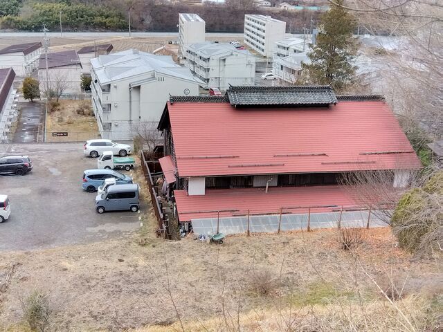 中棚荘へ下る道から見たはりこし亭_中棚荘・はりこし亭