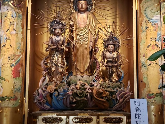 正面からだと前傾っぷりが分かりづらくてスミマセン_東大寺指図堂