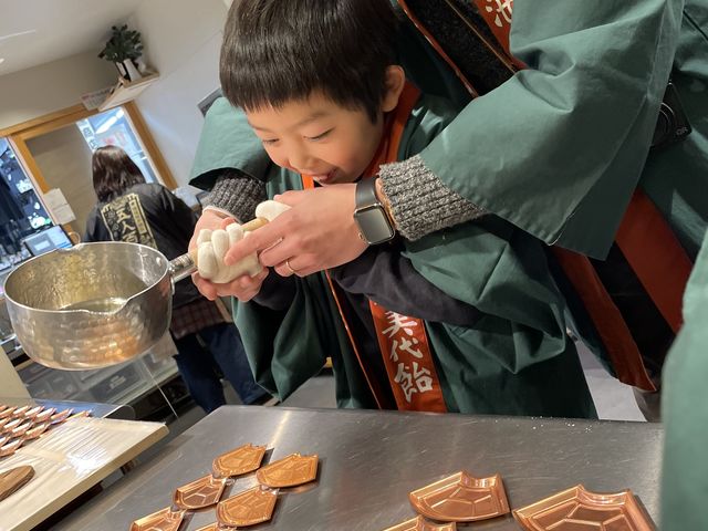 熱々の飴は慎重に!_五人百姓 池商店