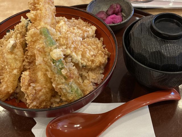 天丼セットです。ご飯は少なめですがタレがしみていて、いい感じです。_美人の湯 かかみがはら