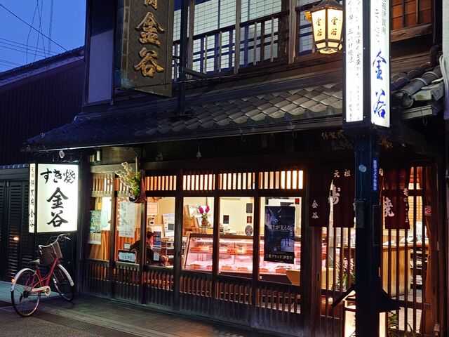 ニ階に上がり、昭和レトロな部屋で、目の前ですき焼きを独自の作り方で作って頂き、最高に美味しかった。_金谷 本店