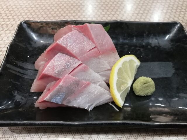 ブリの厚切り刺し_広島鮮魚産直センター 魚魚一 とといち