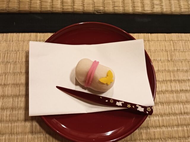 干菓子の写真は撮り忘れたが、お花が描いてある米粉煎餅でした。_茶道具かきぬま