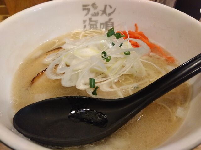 海鳴の豚骨ラーメン_ラーメン海鳴 中洲店