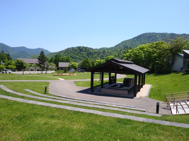 ホテルは温泉公園のとなりです。_糠平舘観光ホテル