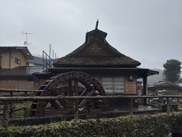 雨なのが少し残念ですが、情緒たっぷりの忍野八海_トラベルチョイス