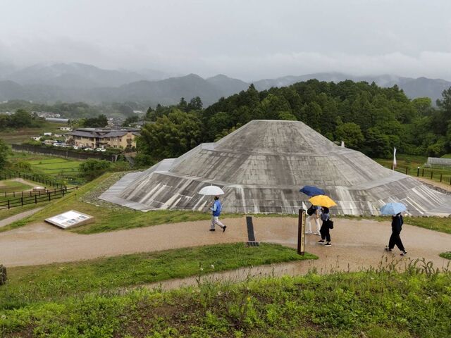 丘の上から、古墳と山々が見えます。_一般社団法人飛鳥観光協会