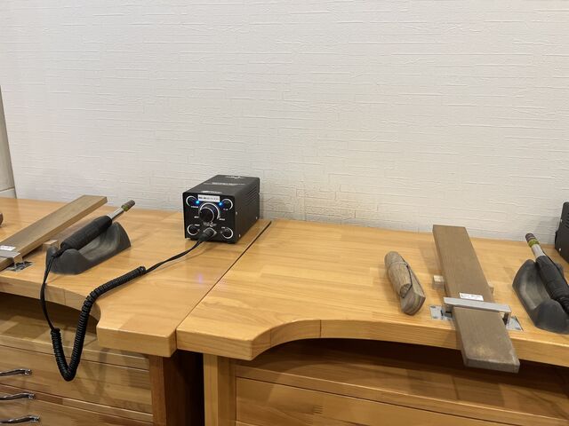 作業台。たくさん用意されてます_アカネス名古屋大須
