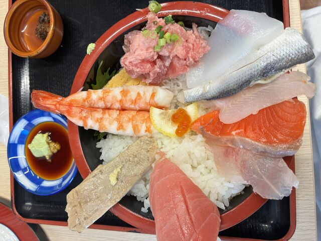マグロはシャリつき。ご飯が見えています。_小さな魚がし 野口鮮魚店