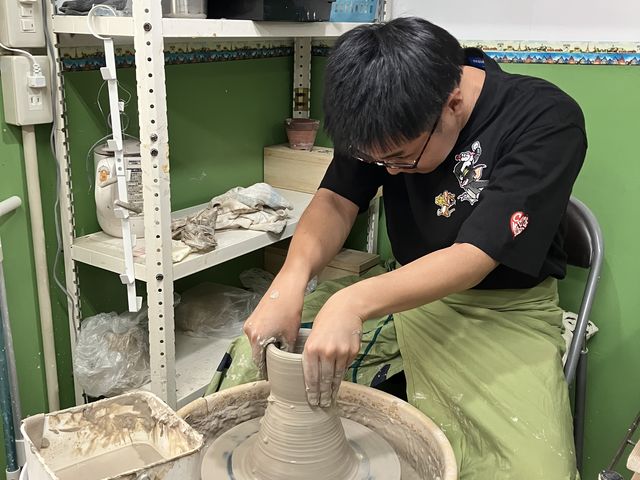陶芸に喋りにそつなくこなす長男。山に陶器の土を取りに行くとこから始めるご主人に驚いたそう。_南丹愛陶房