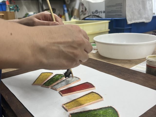 銅箔に糊をつける_アトリエ・まりね