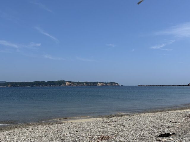 透き通る綺麗な海と対岸の菅崎園地_浦ノ浜