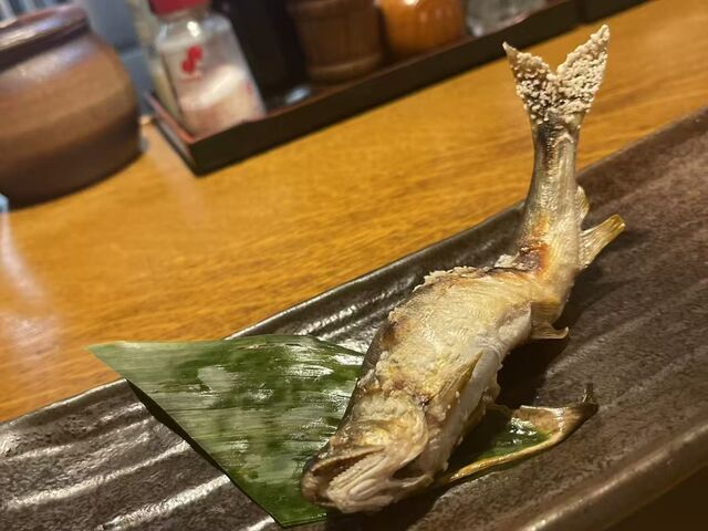 良くも悪くも普通の鮎の塩焼き。一匹が1000円から1700円_金扇