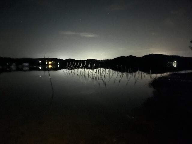 夜海の方に出て撮った写真です。水面に反射する光が綺麗でした_ログコテージはた