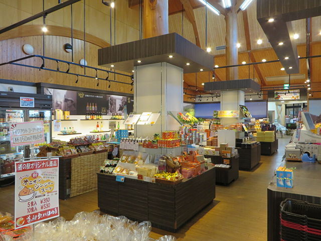 お土産館
宮崎県内の各種お土産品を販売しています。_道の駅北川はゆま