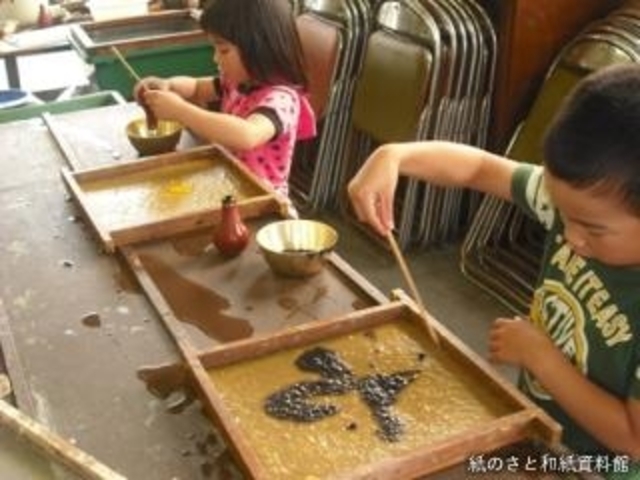 すき絵体験_紙のさと和紙資料館