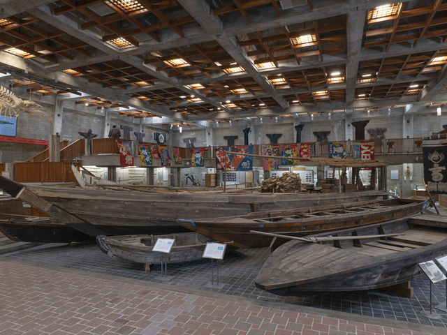 第1展示室の鯛網船など_瀬戸内海歴史民俗資料館
