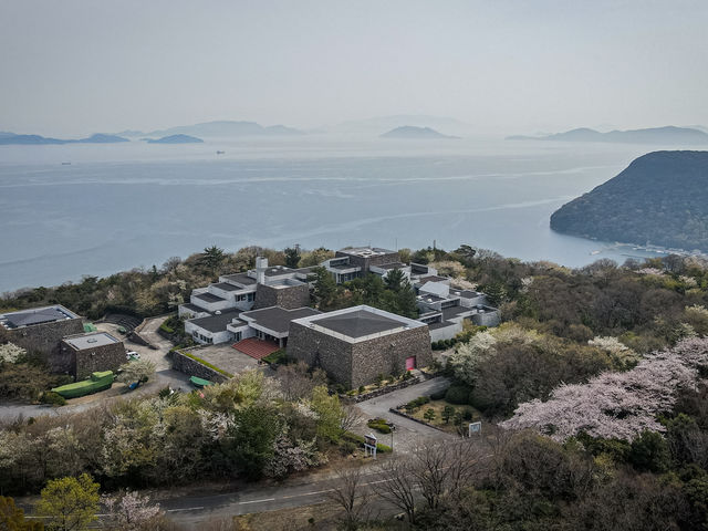五色台の自然と調和した瀬戸内海歴史民俗資料館
撮影:宮脇慎太郎_瀬戸内海歴史民俗資料館