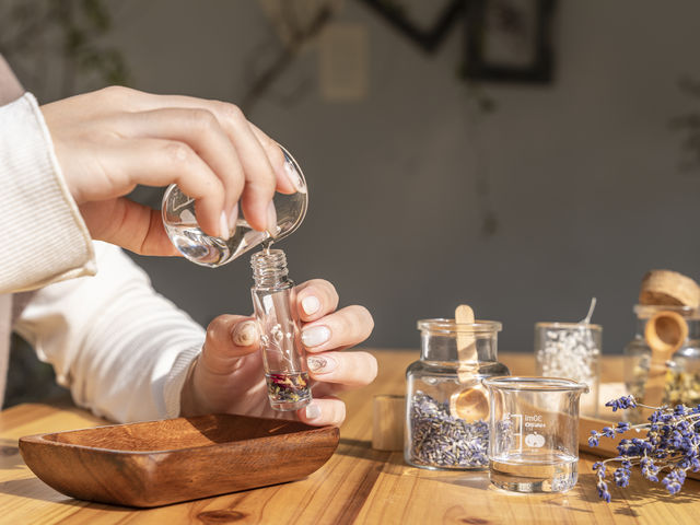 「HERB WORKSHOP」ではネイルオイルやマスクスプレーなど作れるので旅の思い出に人気。_ACAO FOREST