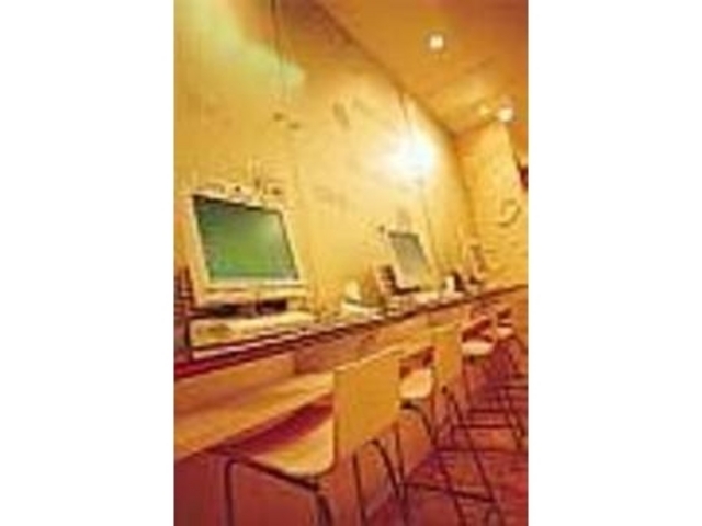 明るい店内ではインターネットも楽しめる_ボン デ ボン