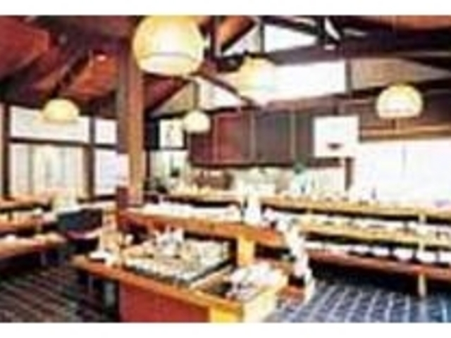 店内は和風ログハウスをイメージさせる_菓房はら山