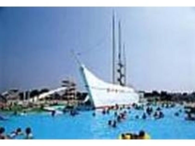流水プールに浮かぶ雄大な『はつかり丸』_川越水上公園