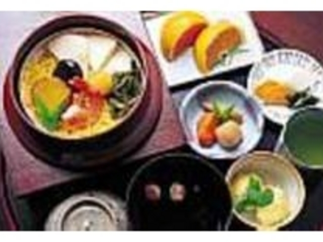 扇御膳は釜めしのほかにも種々の品が充実_「いも釜めし」翠扇亭