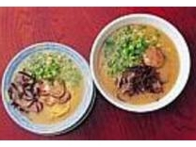 左メロディーラーメン、右とんこつラーメン_とんこつラーメン メロディー
