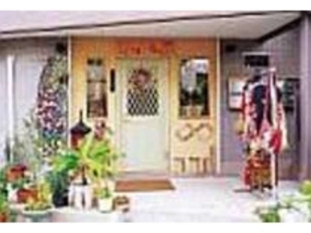 店内半分は、カクテル類も豊富なカフェ_サヤンバリ