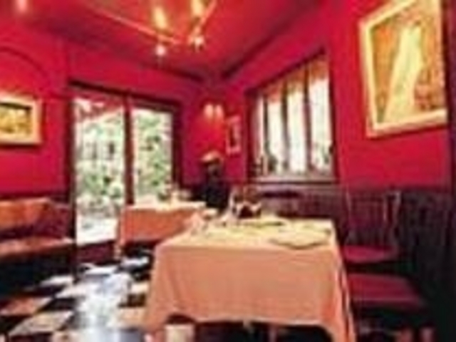 赤壁のシックな店内。ゆっくりとくつろげる_リストランテ「ロメオ」