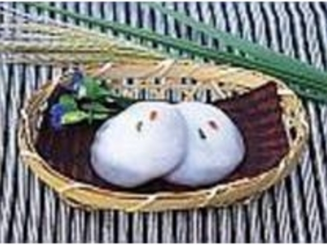 鶴・亀・桜の模様の緑起の良いまんじゅう_弁天まんじゅう本舗