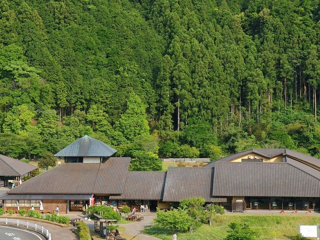 アクティ森は、創作体験工房やアウトドア体験フィールド、地場産品の販売所や地元食材をふんだんに使用したレストランなどを備えた複合型体験施設です。_森町体験の里アクティ森