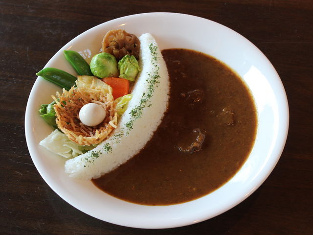 大人気!太田川ダムカレー 1,160円(税込)
森町産のブランド牛「森の姫牛」を使用し、季節の野菜をトッピングしました!
_森町体験の里アクティ森