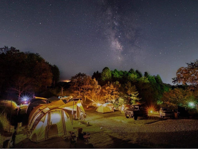 さるびの温泉オートキャンプ場の芝生オートサイトです。満点の星空をお楽しみいただけます。_伊賀の国 大山田温泉 さるびの
