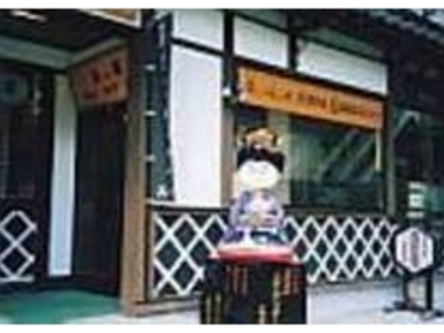 お饅頭を手にカワイイ人形がお出迎え_高田屋菓子舗