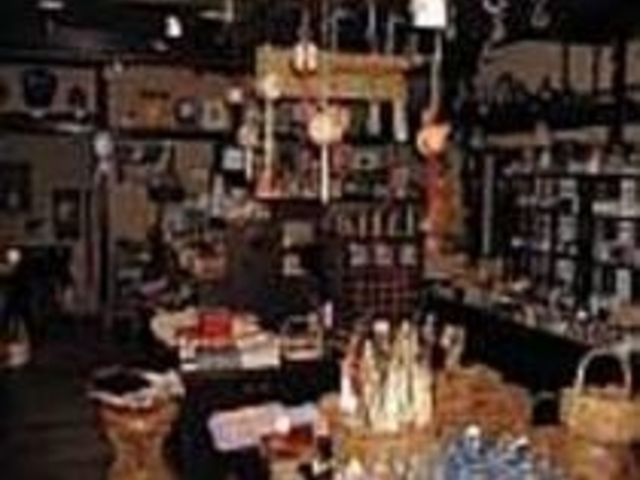 店内には所狭しと民芸品の数々が並ぶ_諸国民芸てんてまり