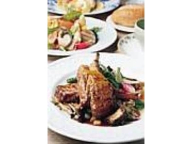盛付けも美しいランチのコースもおすすめ_森の料理店 イゾルデ