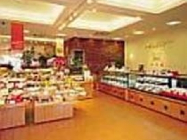 開放的な店内にはおいしいお菓子がいっぱい_花菓蔵