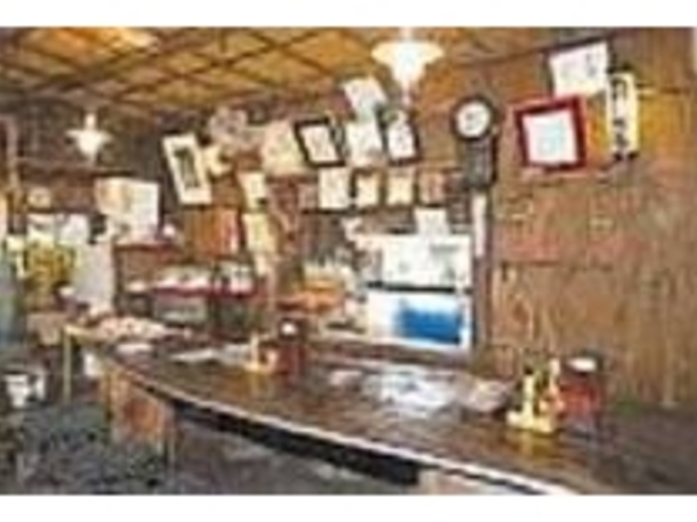 伝馬船の底板で作った味のあるテーブル_南総庵