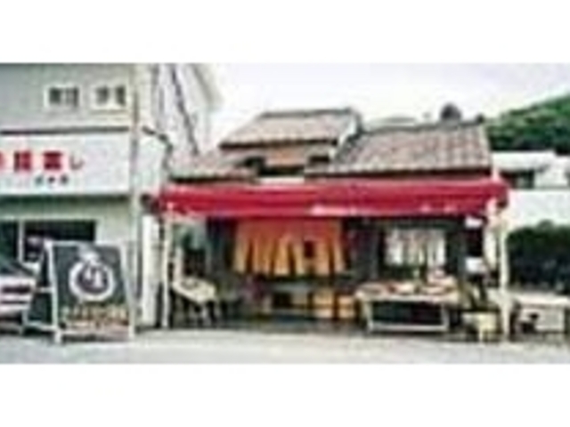 木の香りがする古風でモダンな店構え_佃煮近江