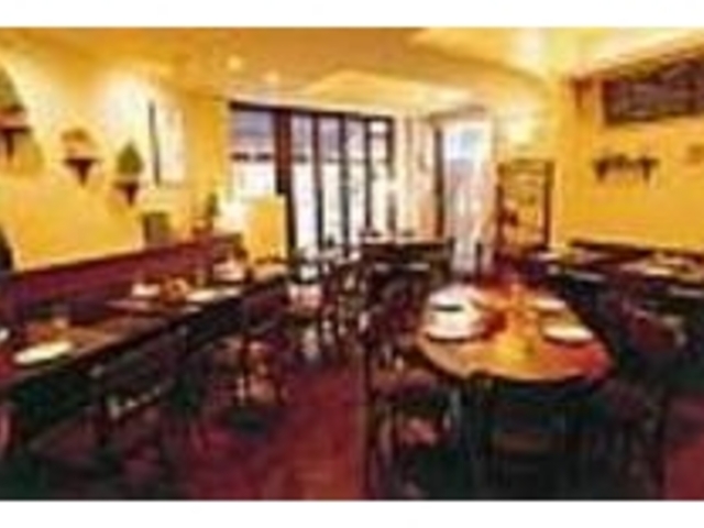 席数60、ゆったりとくつろげる雰囲気_BRASSERIE T'S