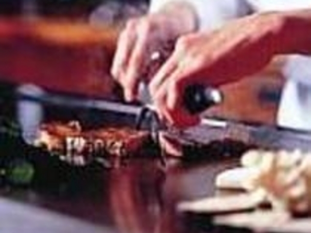 ジュージューと焼けるさまをみるのも楽しい_鉄板焼 欅