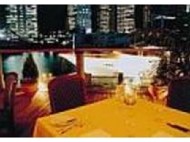 ビルの夜景を見ながらお洒落なディナーを_クラブハウスレストラン