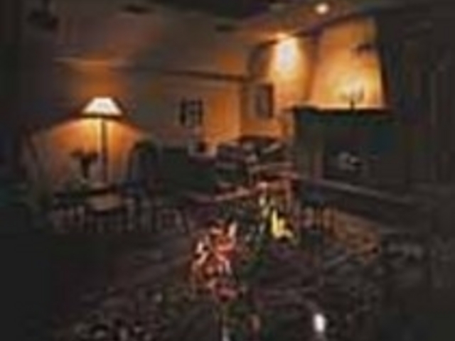 奥の部屋は暖炉があり安らぎを感じる空間_Margo BAR
