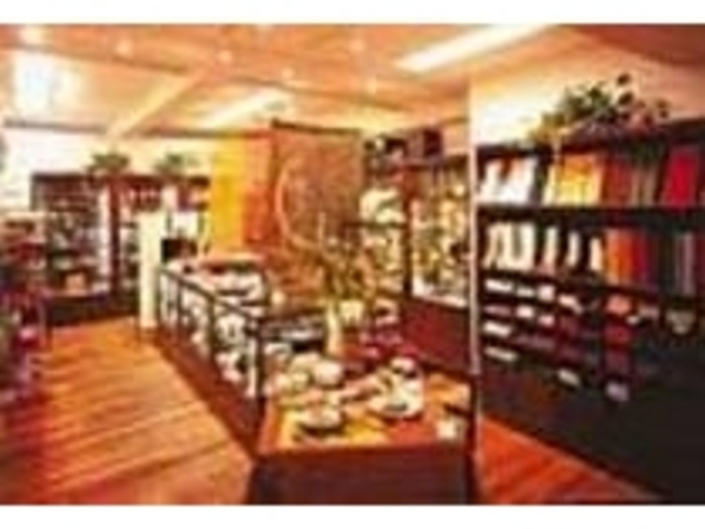 オーク材を配した家具に和風食器も充実_私の部屋 自由が丘店