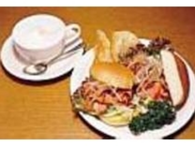 ホットチキンとカフェラッテはいかが?_レストランFUNGO