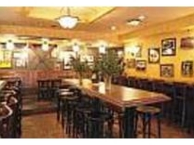 ランチ時には混み合う明るい雰囲気の店内_バールカフェパラッツォ