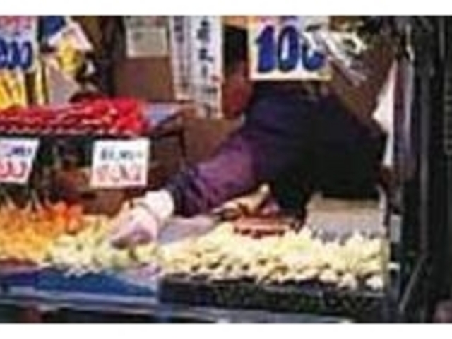 メロンやパインなどを切り売りしている_百果園
