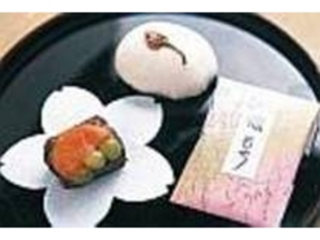 左が上品な味わいの『あんず小倉』_二葉家